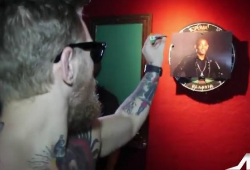 Video: McGregor đem Aldo ra tập phóng phi tiêu