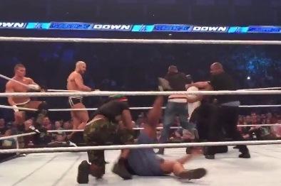 Video: Võ đài WWE bị CĐV làm loạn