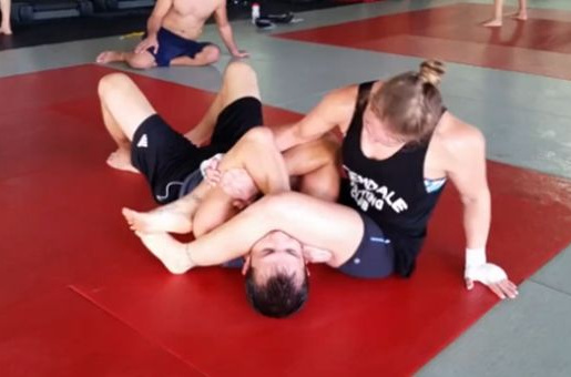 Video: Nữ hoàng UFC bất lực trong việc hạ gục đồng nghiệp nam