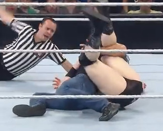 Video: Trận đấu giữa Dean Ambrose và Sheamus tại Smackdown tuần qua