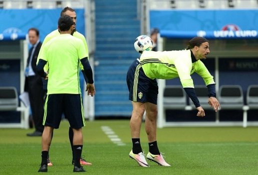 Đồng đội mắt tròn mắt dẹt trước kỹ thuật giữ bóng siêu đỉnh của Ibrahimovic