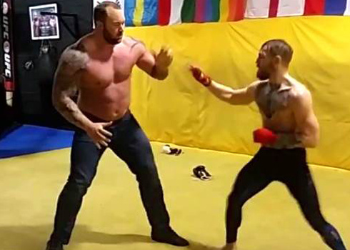Video Conor McGregor so tài với gã khồng lồ The Moutain