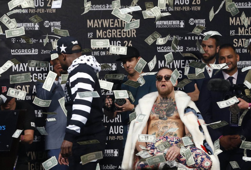 Video Mayweather rải tiền khiêu khích trước mặt McGregor