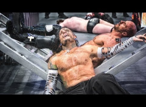 Những màn thể hiện thót tim ở WWE 2017
