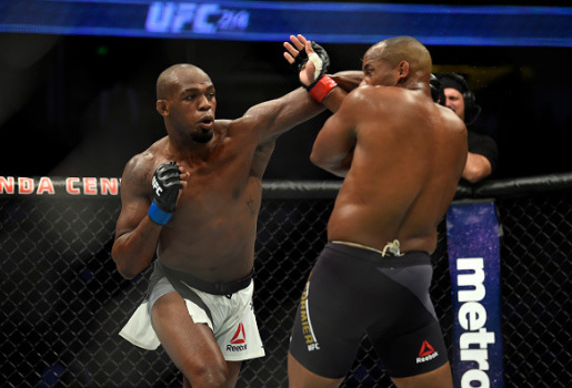 Video trận đấu máu và nước mắt giữa Daniel Cormier với Jon Jones