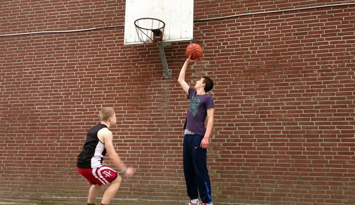 Video cậu bé cao 1m7 dunk rổ sau 6 tháng luyện công