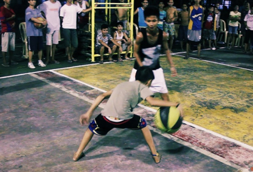 Video trận bóng rổ đường phố siêu đỉnh của 2 tuyển thủ nhí