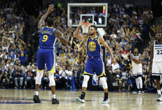 Video Curry tỏa sáng giúp Warriors đè bẹp Timberwolves