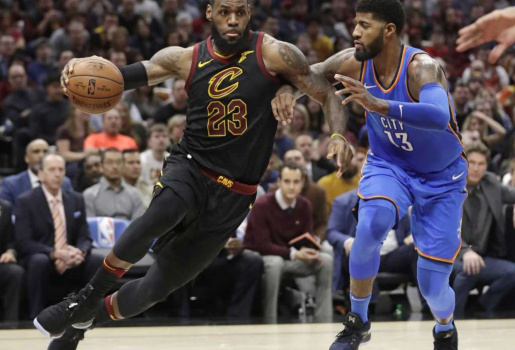Video NBA: George đánh bại LeBron James trong ngày đọ súng