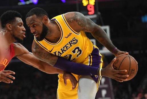 Video bất lực trước LeBron, Pacers ôm hận tại Staples Center 