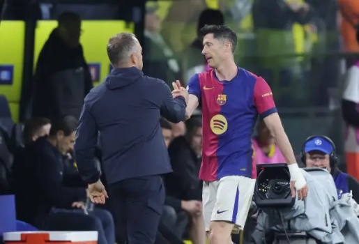 Hansi Flick tiến thoái lưỡng nan với Lewandowski