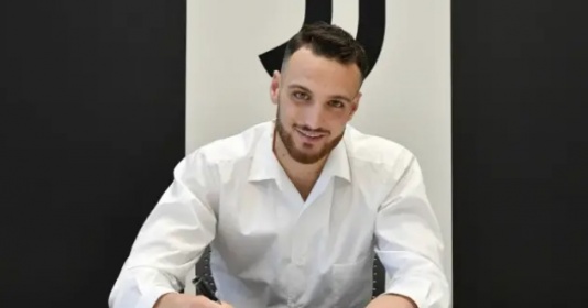Juventus chính thức mua trung vệ vào giờ chót