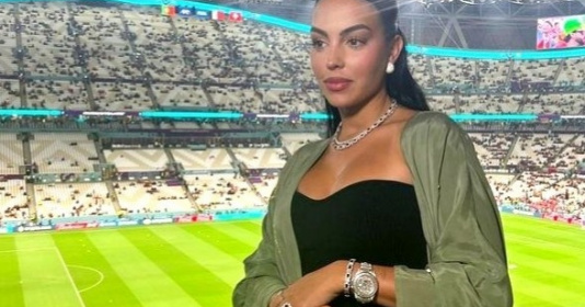 Phản ứng của bạn gái Cristiano Ronaldo khi người yêu ngồi dự bị