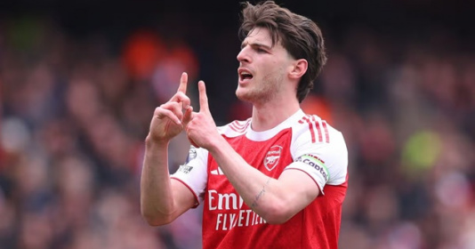 Declan Rice an ủi đồng đội sau màn trình diễn thảm họa