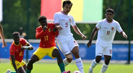 Thua phạt đền, HLV Shin nhận thẻ đỏ, U23 Indonesia vỡ mộng Olympic