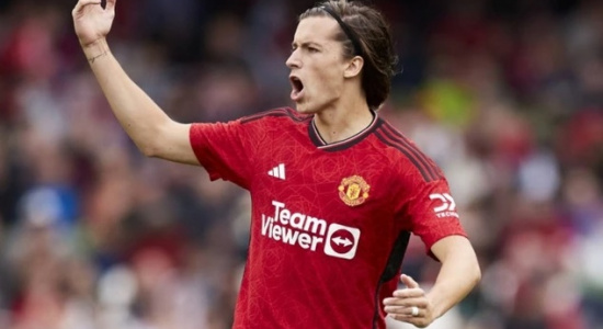 Từ sai lầm Carreras nhìn về cơn khát hậu vệ biên của MU