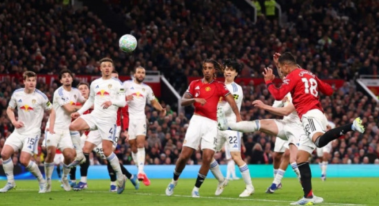 Martinez nhận thẻ đỏ, MU thua sốc Leeds United tại Old Trafford