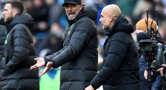 Klopp kiệt sức vì cuộc chiến không công bằng với Man City