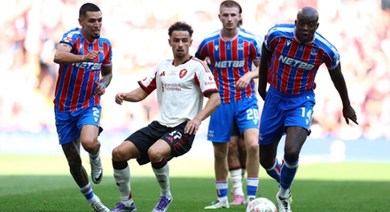 Arne Slot lo ngại trước hàng thủ mong manh của Liverpool sau thất bại ở Siêu cúp