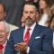 Josh Kroenke cam kết “chi đậm”, CĐV Arsenal: Hãy mang séc ra đi!