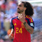 Cucurella cho người đưa thư đeo thử huy chương vàng World Cup