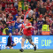 Trận MU và Leeds khép lại sớm do fan tràn xuống sân