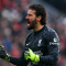 HLV Iraola thừa nhận Alisson khó đeo băng thủ quân Liverpool