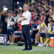 HLV Ismail Kartal từ chức vì bị CĐV Fenerbahce ném chai