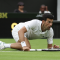 Djokovic nhiều lần trượt ngã ở trận ra quân Wimbledon