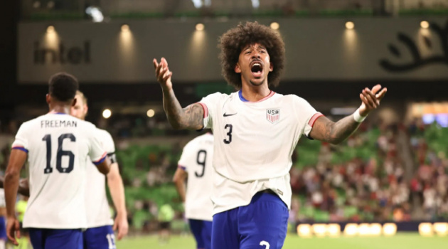 Tuyển Mỹ trình diễn nhạt nhòa nhưng vẫn thắng nhờ pha đánh đầu của Richards