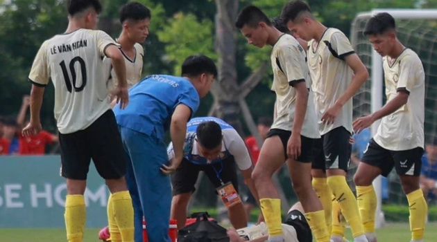 Tiền vệ Thái Bá Đạt bất tỉnh gây lo ngại trong trận U21 PVF gặp Thanh Hóa