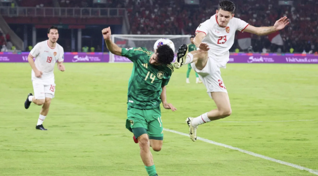 Hubner gây tranh cãi với pha đạp đầu cầu thủ Saudi Arabia