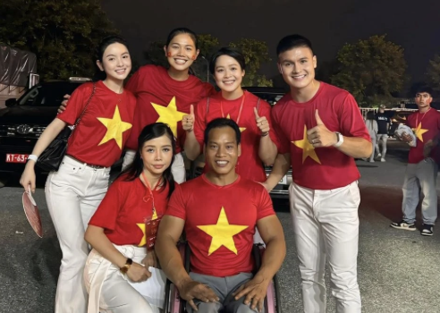  Bà xã Nguyễn Quang Hải rạng rỡ tại sự kiện Tổ Quốc trong tim 