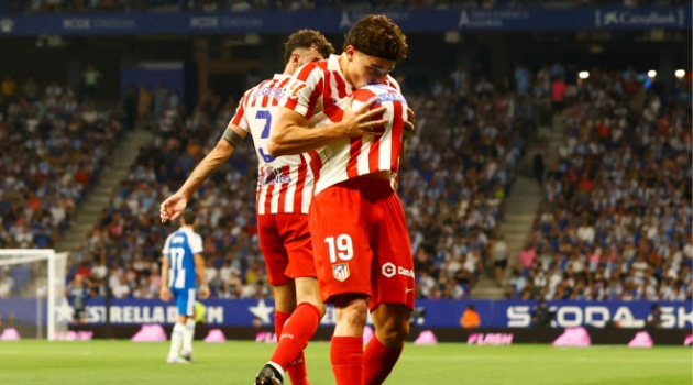 Alvarez ghi siêu phẩm đá phạt, Atletico vẫn sụp đổ khó tin trước Espanyol