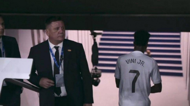 Đi thẳng vào đường hầm, Vinicius bị ‘dạy dỗ’ ngay trên sóng truyền hình