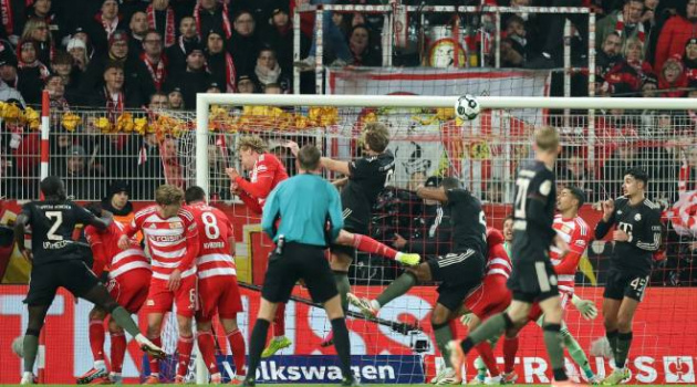Neuer tỏa sáng, Bayern sống sót trước Union Berlin