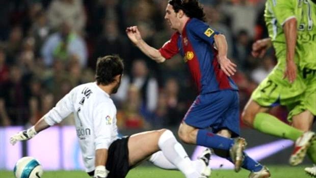 Cầu thủ khiếm thị đi bóng và ghi bàn như Messi