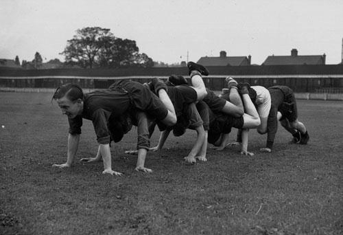 Những bức ảnh tập luyện cực độc cách đây cả thế kỷ