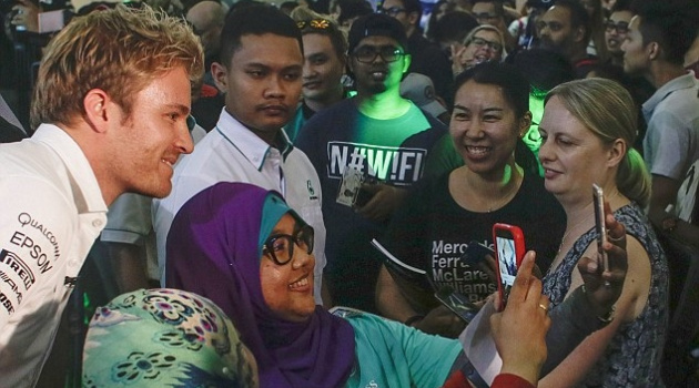 Hamilton, Rosberg trong vòng vây fan cuồng tại Malaysia