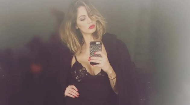 Siêu WAGs Melissa Satta khoe ảnh khêu gợi nơi làm việc
