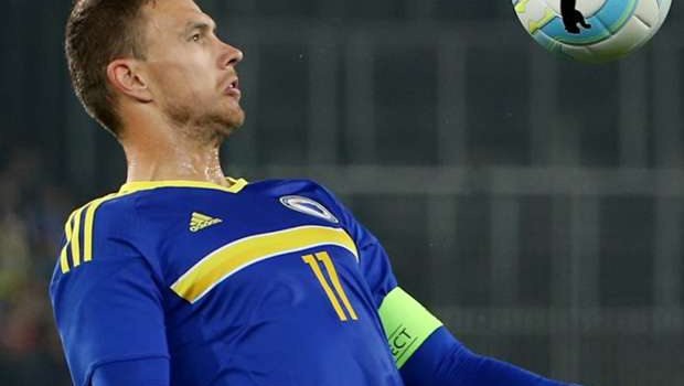 Dzeko lên tiếng sau sự cố tụt quần đối thủ