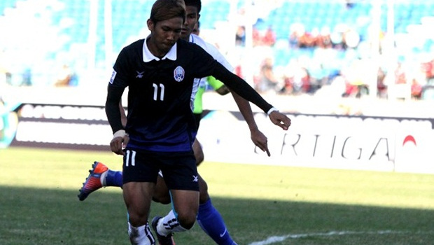 Trọng tài bẻ cờ gây tranh cãi bàn thắng của “Messi Campuchia”