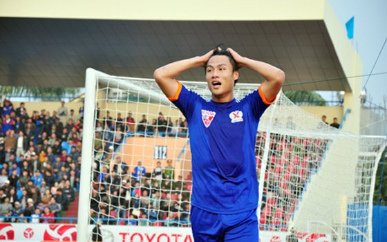 Hồng Quân nhận thẻ đỏ, Than Quảng Ninh thua cay đắng trên đất Singapore