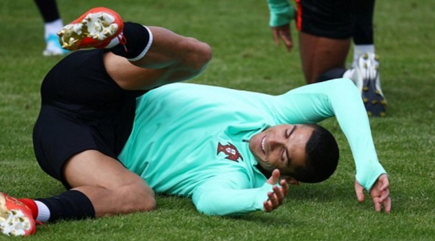 Ronaldo té lăn lộn trong buổi tập của Bồ Đào Nha