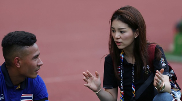Nữ trưởng đoàn Thái Lan toát lên vẻ đẳng cấp trên đường Pitch