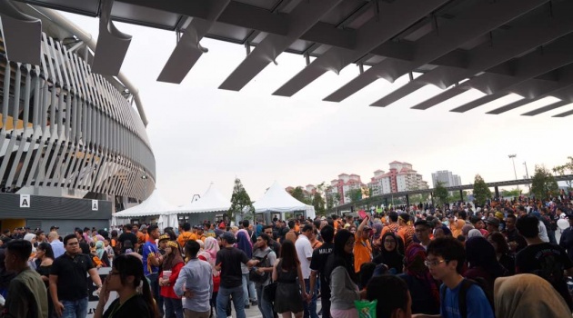 Trước lễ bế mạc SEA Games 29: Dòng người từ mọi ngả tập kết về Bukit Jalil