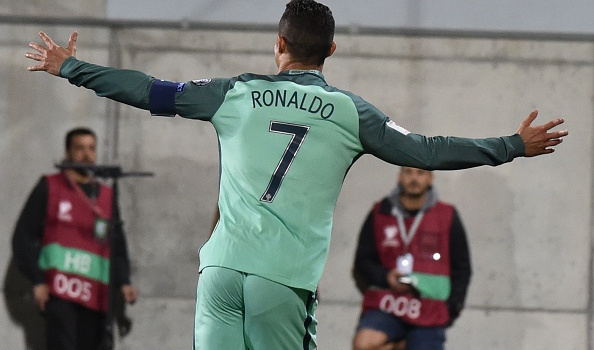 'Ghế dự bị' không thể ngăn cản Ronaldo trở thành người hùng