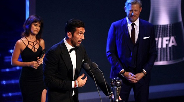 Bại tướng của Ronaldo đoạt danh hiệu Thủ môn xuất sắc nhất năm