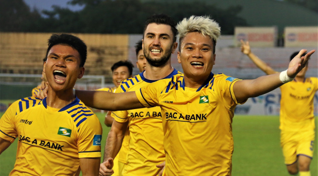 Chùm ảnh: SLNA đánh bại Bình Dương dưới sân cỏ lẫn trên khán đài 