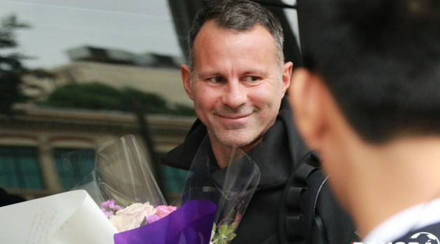 Paul Scholes lạnh lùng, Ryan Giggs tươi cười với NHM Việt Nam